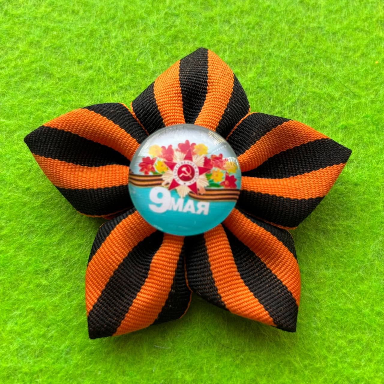 Броши на праздник