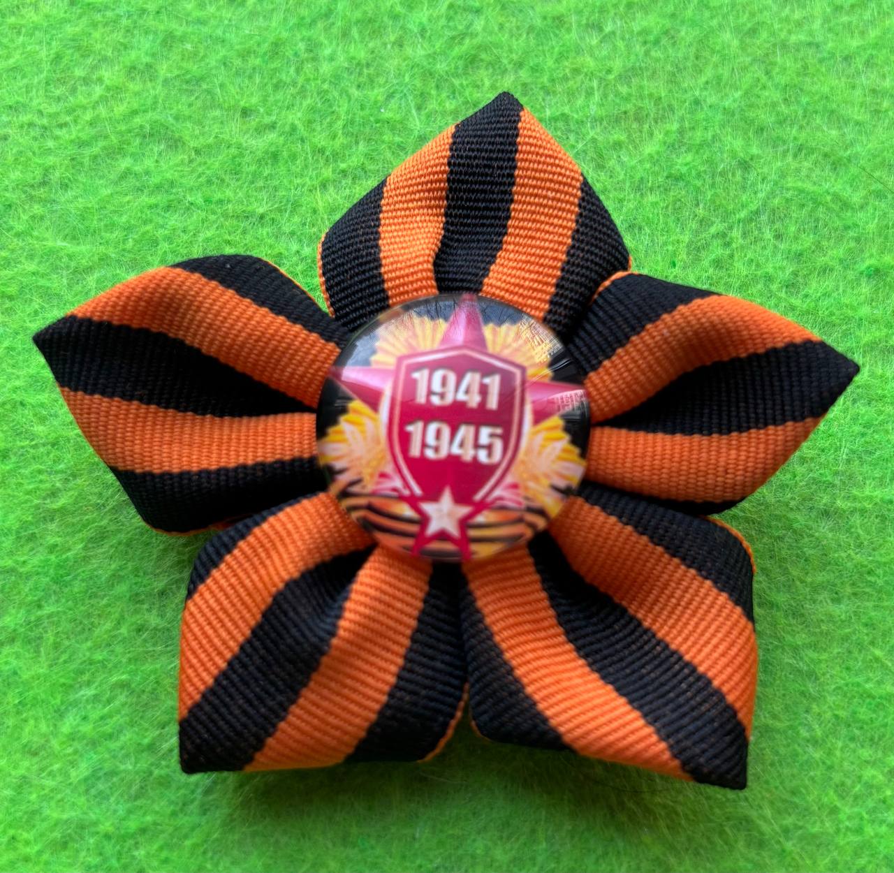 Броши на праздник