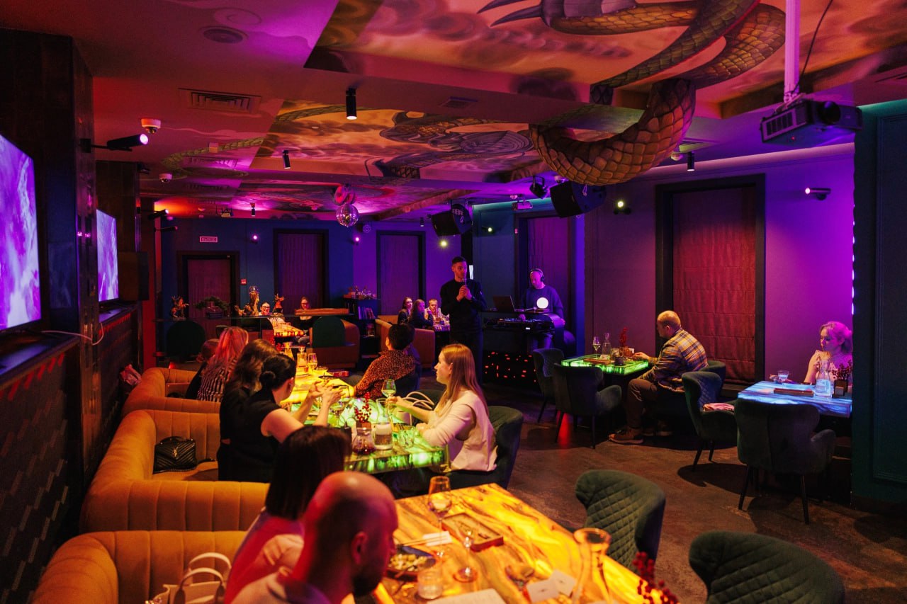 Яркие выходные в Рю Изакая: MOONRIVER и ARKADY SUSLOV