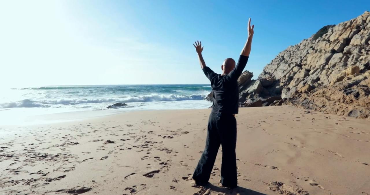 Танцевально-двигательная медитация и просмотр фильма "Слышишь?"