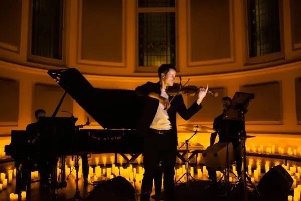 Выступление оркестра при свечах в Челябинске