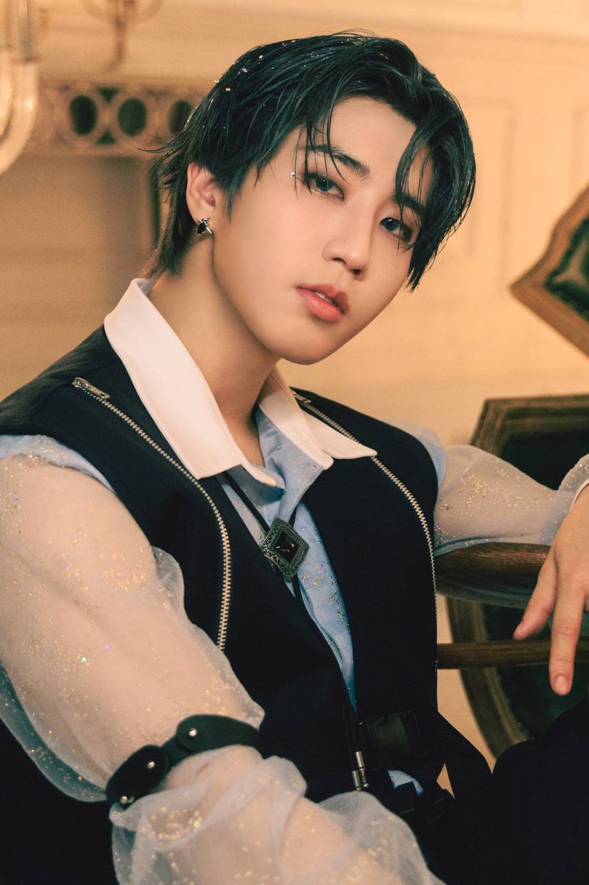 Stray Kids представляет индивидуальные фото-тизеры к возвращению с японским мини-альбомом 『Hollow』