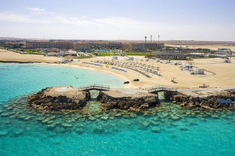 развлекательная программа с различными мероприятиями, размещённая на современном курорте во Египте