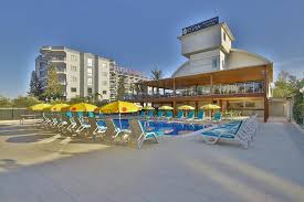 Гостиничный комплекс на побережье Алании, через дорогу от пляжа