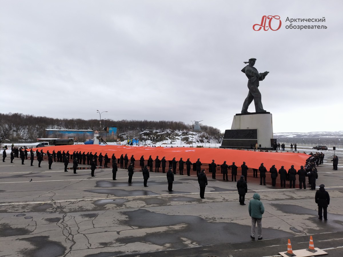 поднятие копии знамени Победы и митинг в Северном флоте
