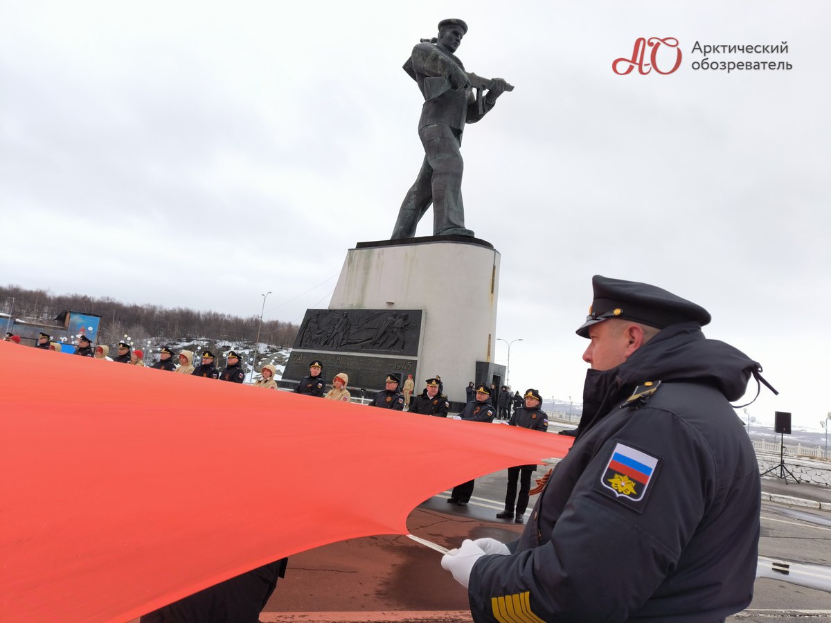 поднятие копии знамени Победы и митинг в Северном флоте