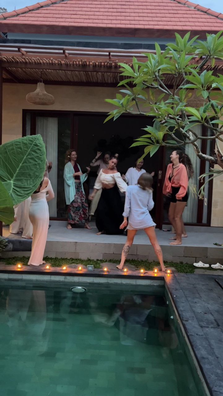 Танцы в сумерках на берегу моря