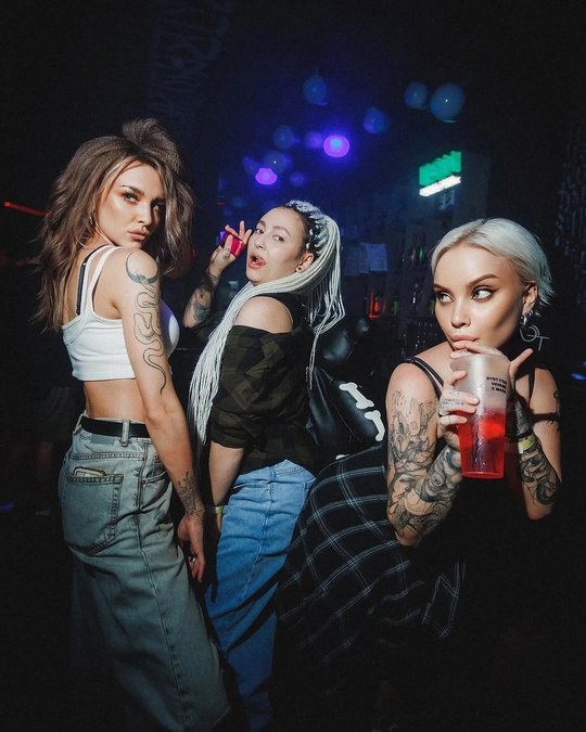 Тусовка на базе, рейверы!