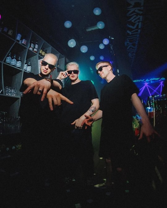 Тусовка на базе, рейверы!