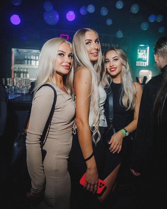 Тусовка на базе, рейверы!