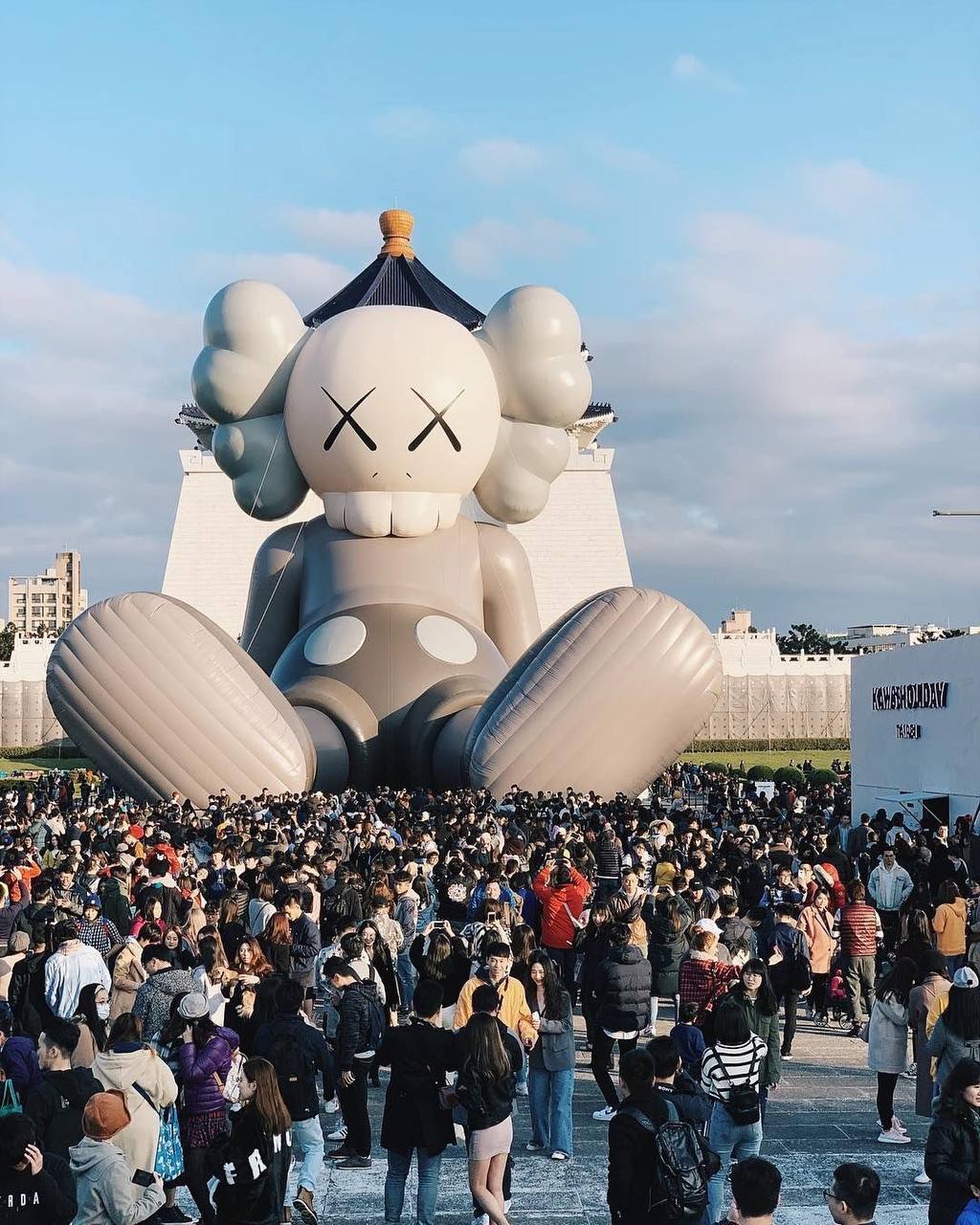 Выставка KAWS:HOLIDAY в Бангкоке
