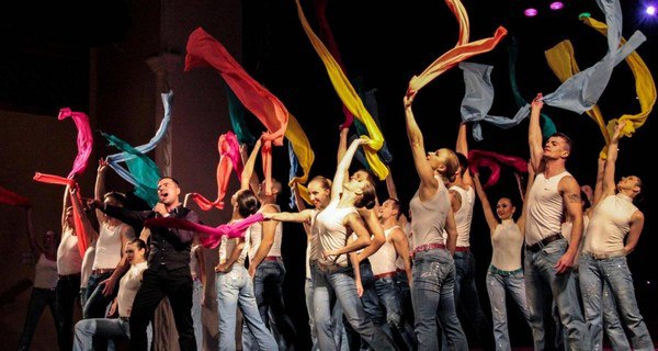 Красками разными