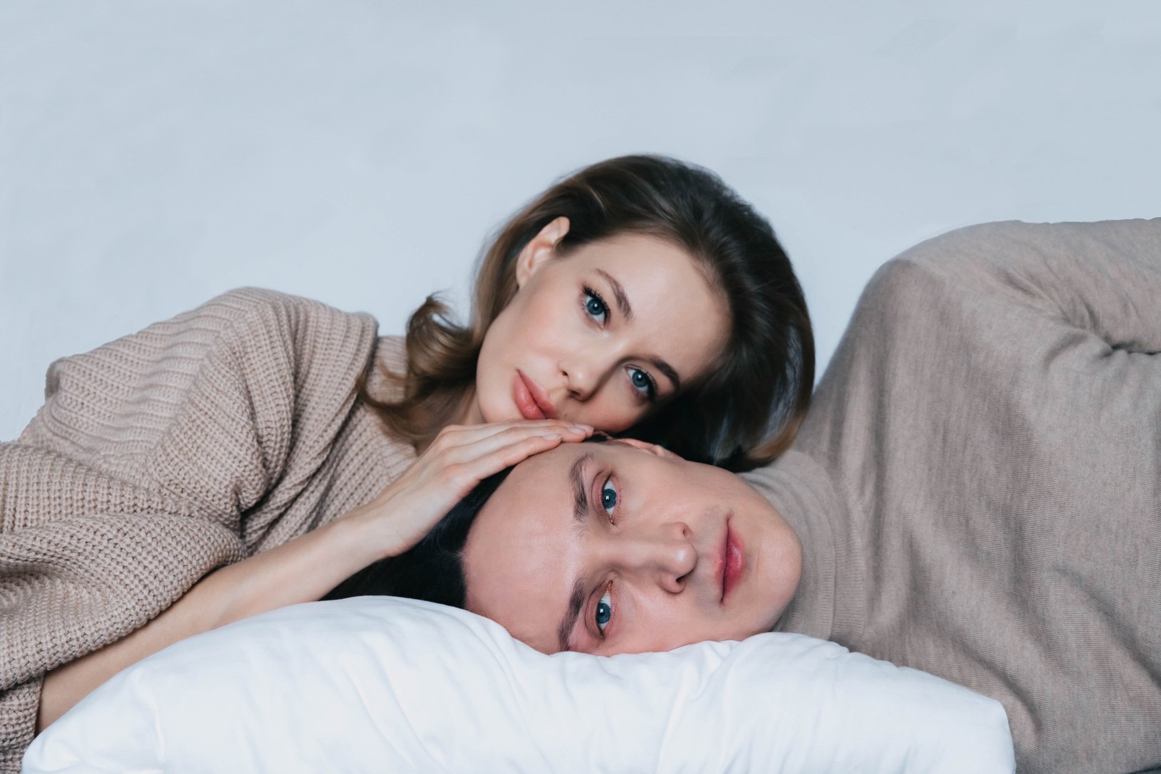 ДВОЕ НА КАЧЕЛЯХ