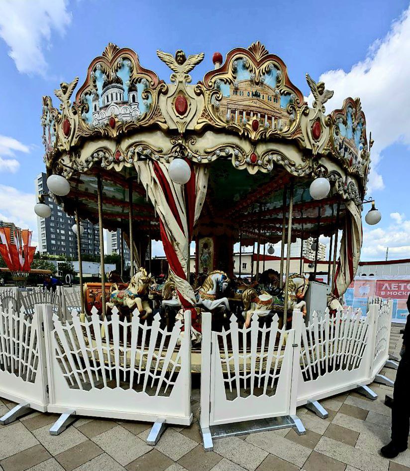 Карусель у Ленинградского рынка