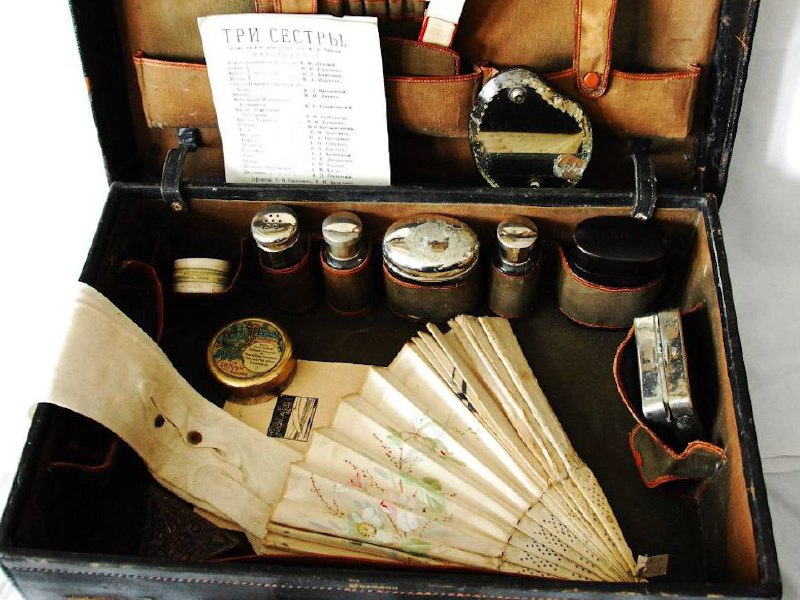 выставка в Мелихово по теме 'Чемоданчик жены Антона Чехова Ольги Книппер'