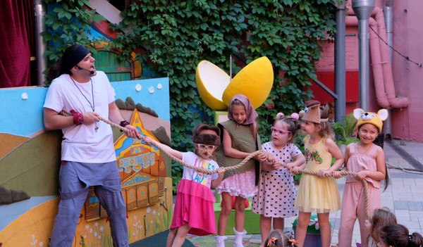 Спектакль "Дворик сказок"