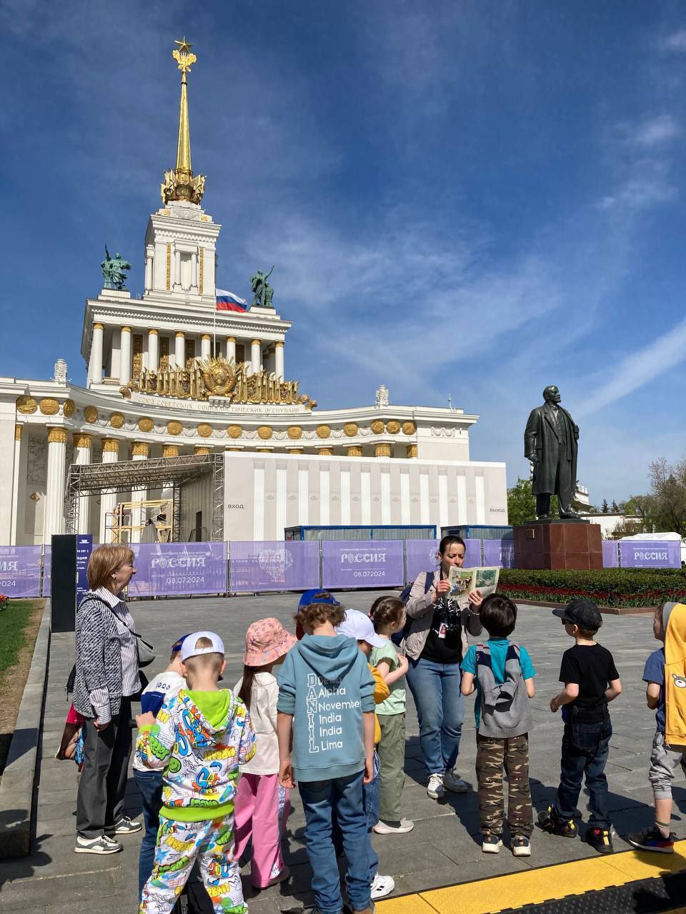 прогулка-экскурсия на ВДНХ