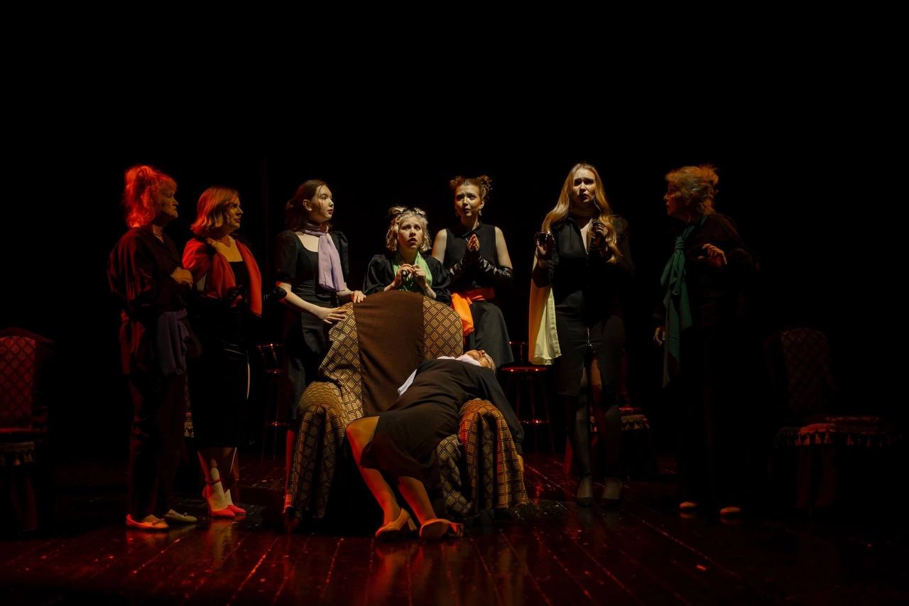 Спектакль «Восемь любящих женщин»(18+)