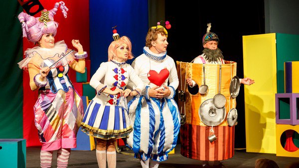 Спектакль "Как чуть не съели королевну Булочку"