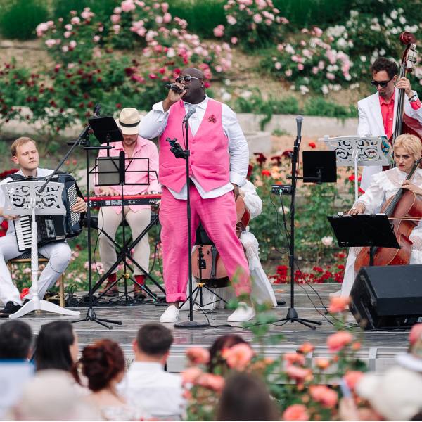 Фестиваль "Природа искусства" в цветущих розах