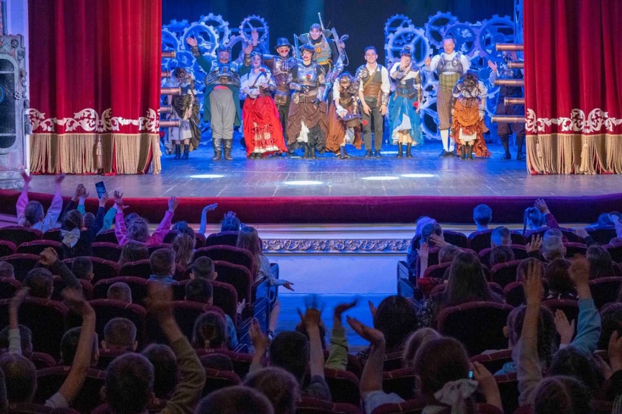 Гастроли театра