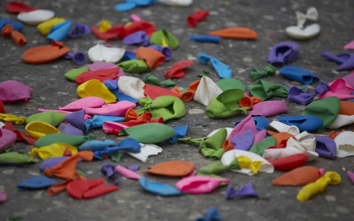 Сброс 20 тысяч воздушных шаров в Veer Mall