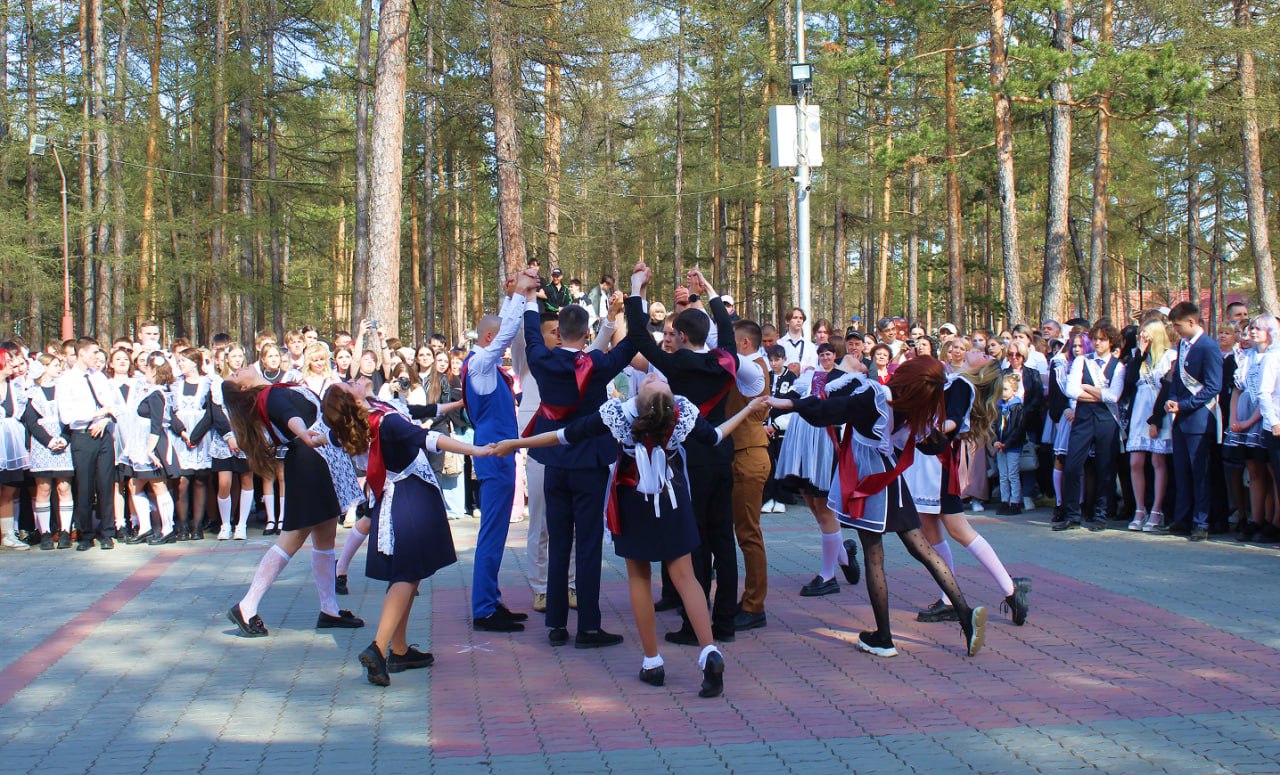 Последний звонок в Нерюнгри: банты, грусть и предчувствие ЕГЭ