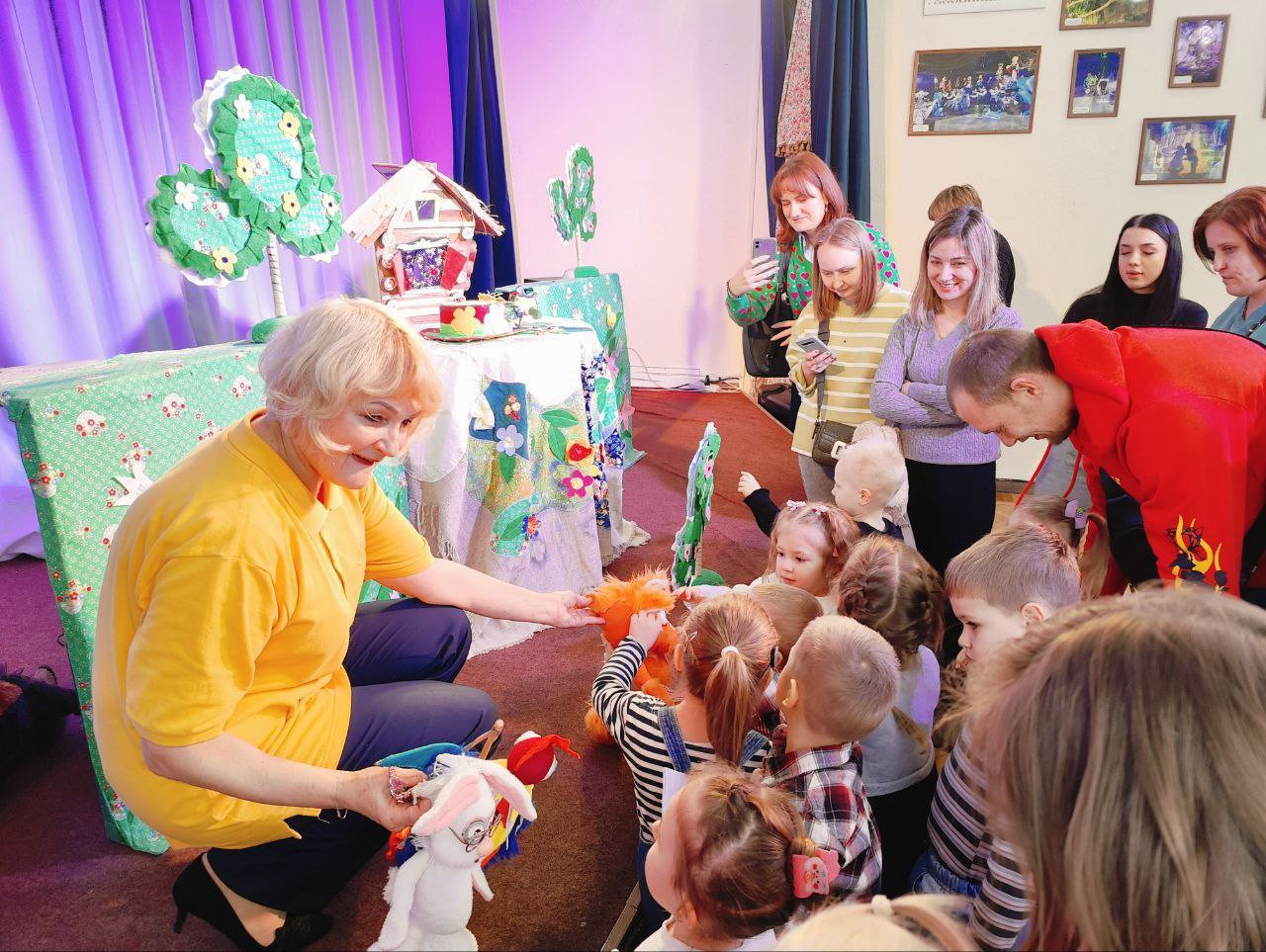 Спектакль "Заюшкина избушка" в театре Кукол