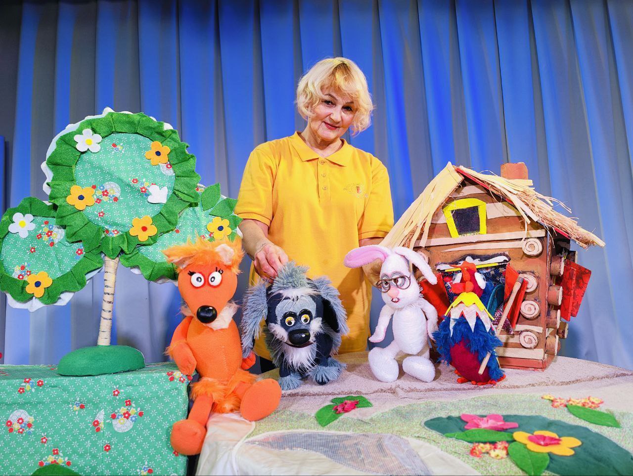 Спектакль "Заюшкина избушка" в театре Кукол