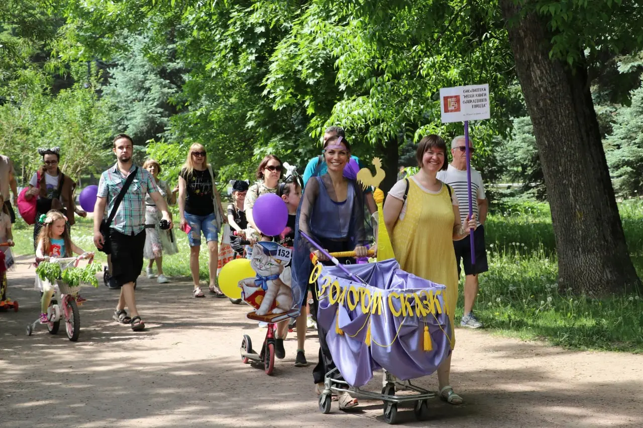 Карнавальное шествие колясок и самокатов в Парке Победы