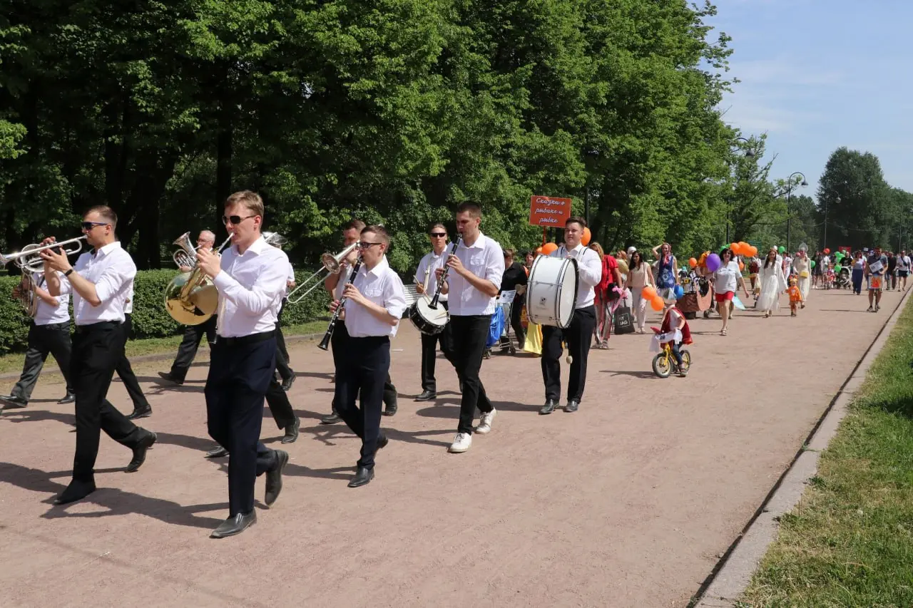 Карнавальное шествие колясок и самокатов в Парке Победы