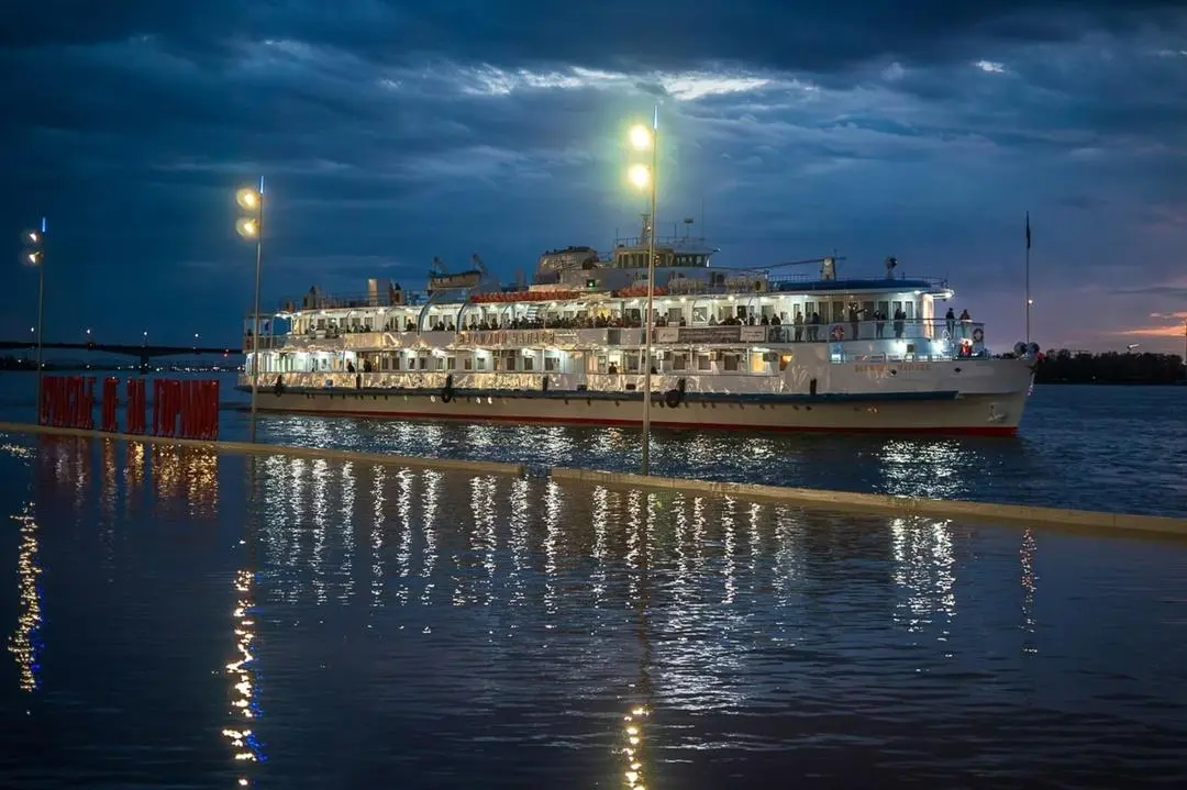 Вечер на затопленной набережной в Перми