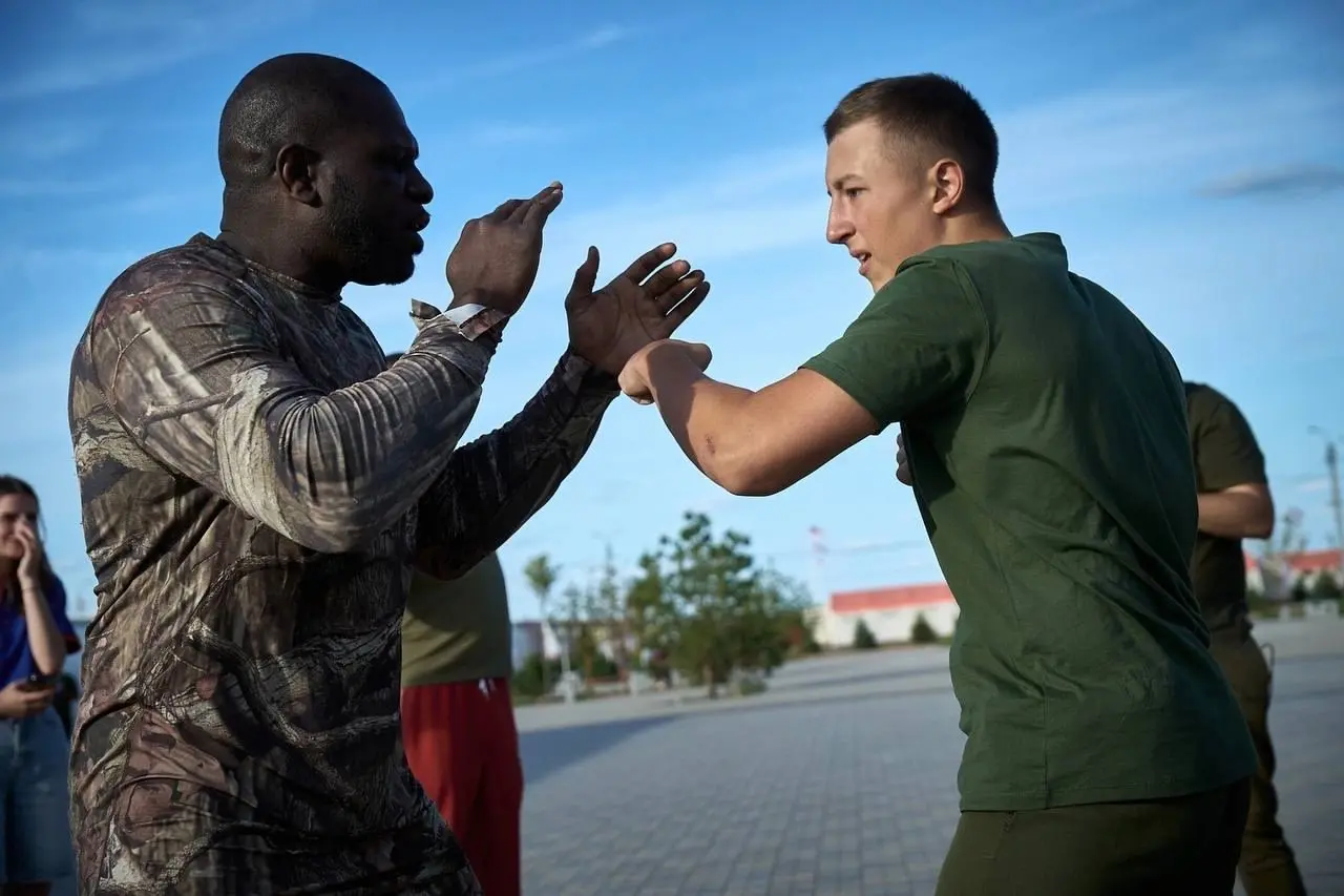 Именитые боксёры Николай Валуев и Кевин Джонсон в Волгограде на открытии патриотической летней смены в лагере «Авангард»