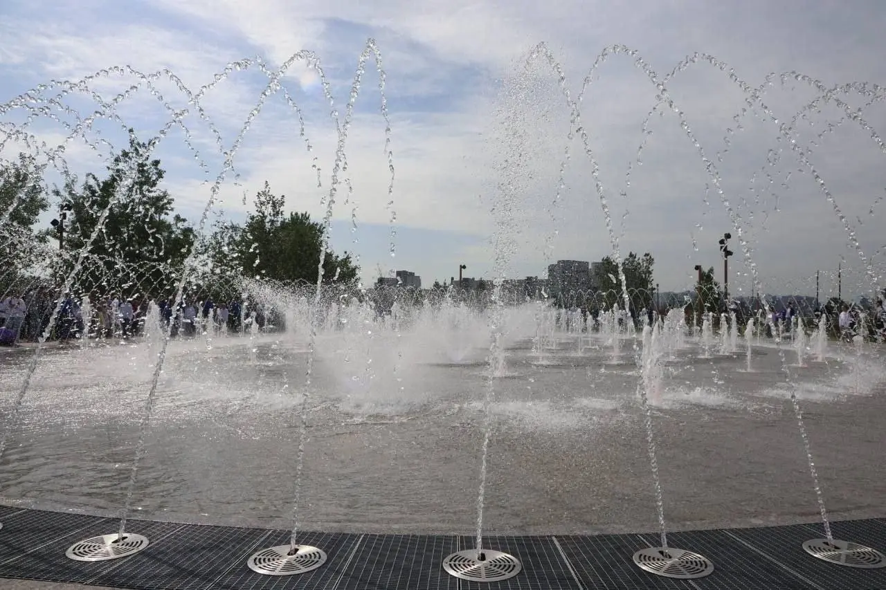 Светомузыкальный фонтан в Линейном парке на Васильевском острове