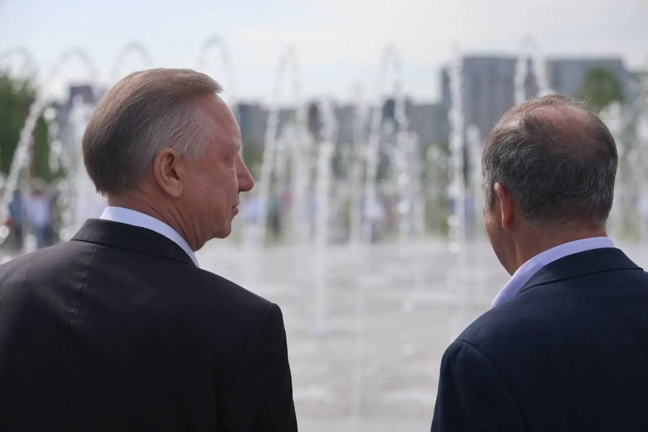 Светомузыкальный фонтан в Линейном парке на Васильевском острове