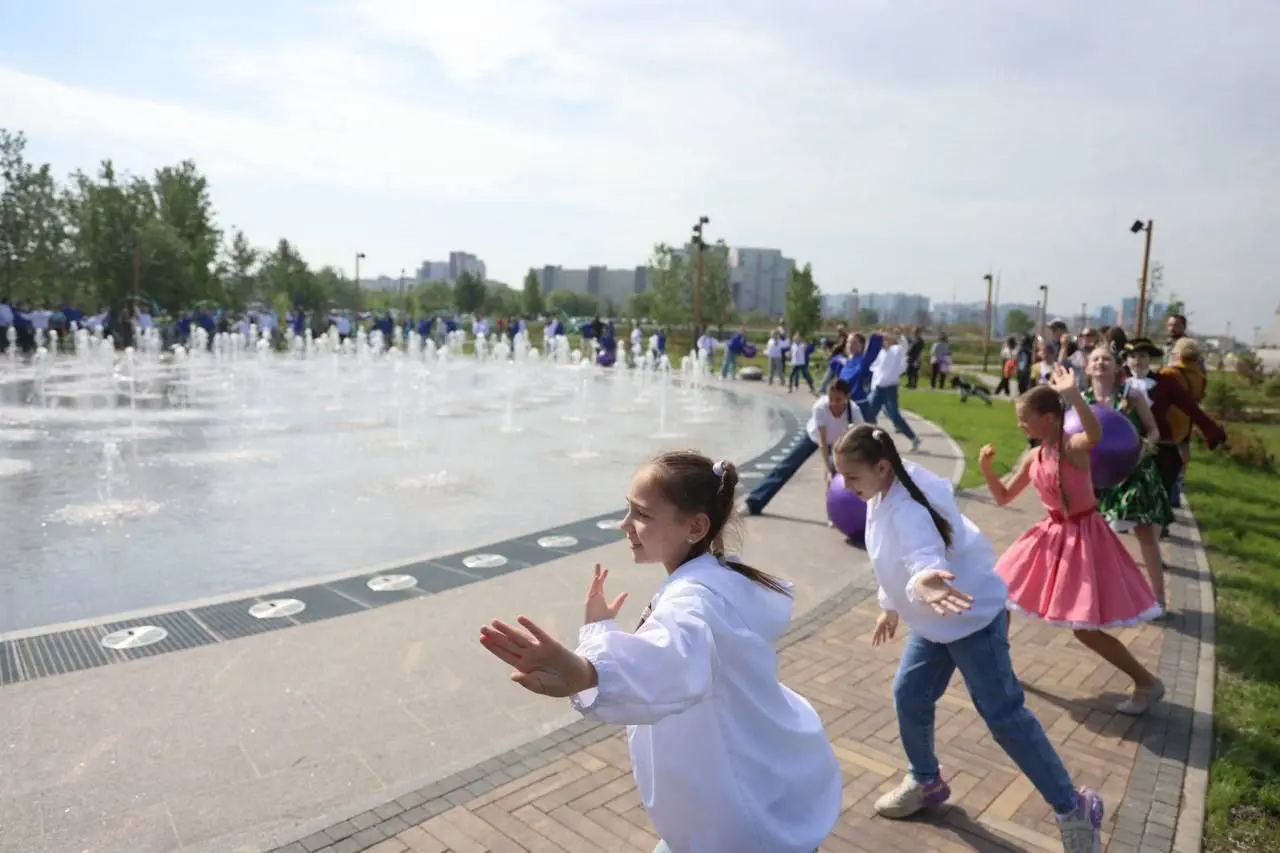 Светомузыкальный фонтан в Линейном парке на Васильевском острове