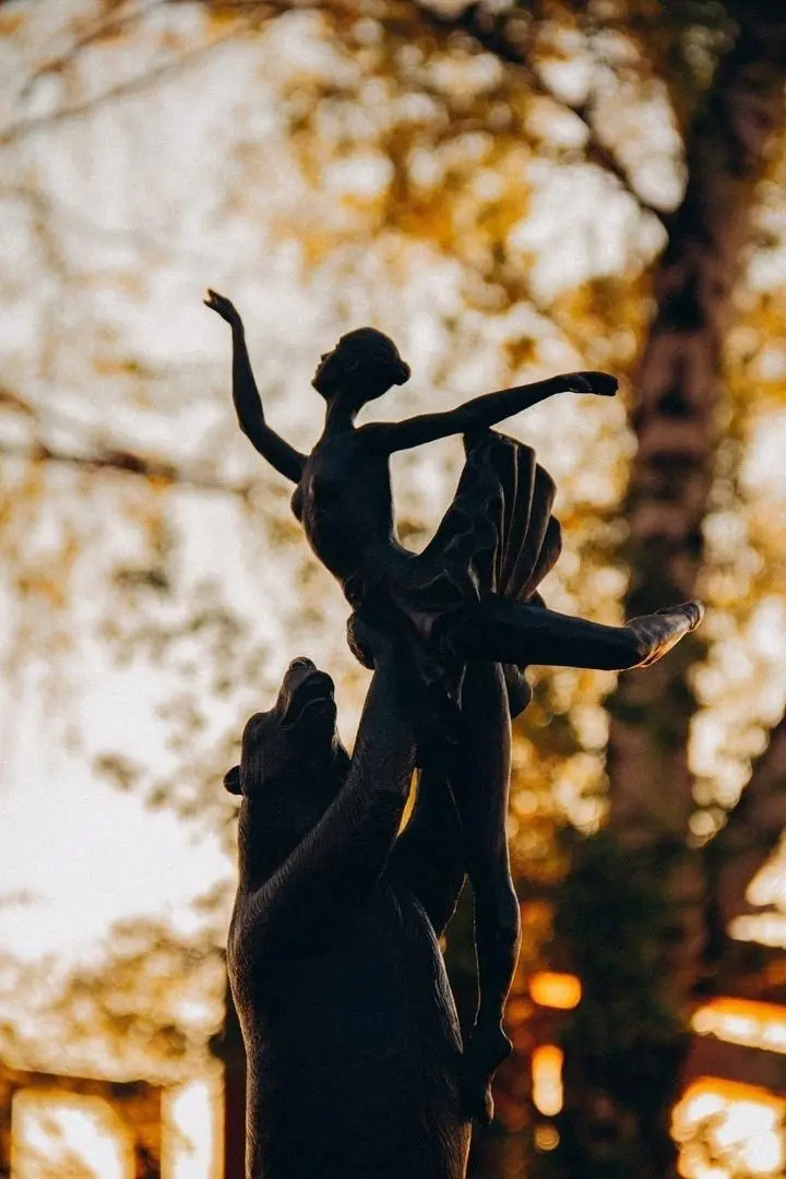 Мишки на пермской набережной на закате