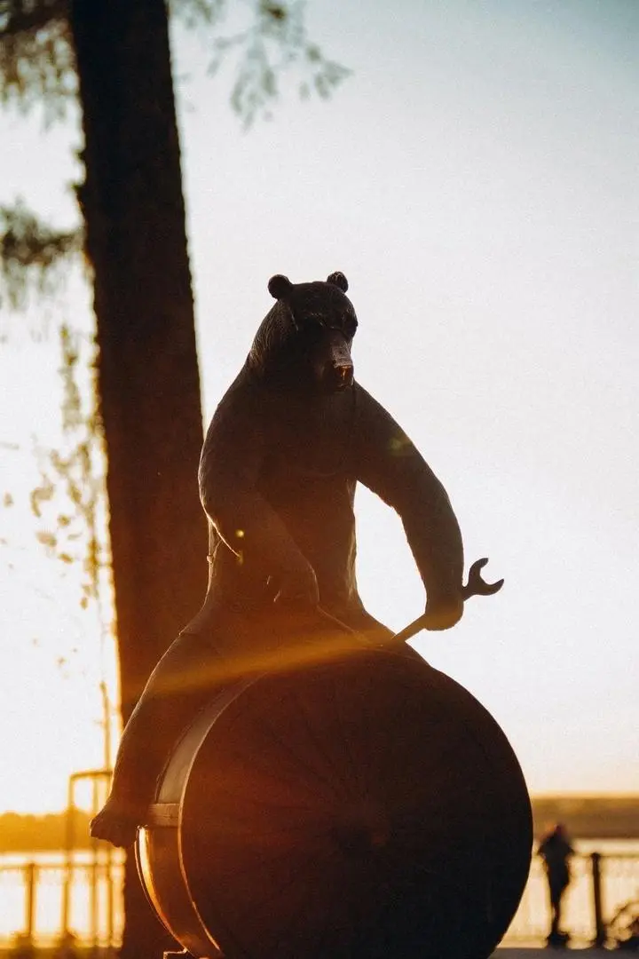 Мишки на пермской набережной на закате