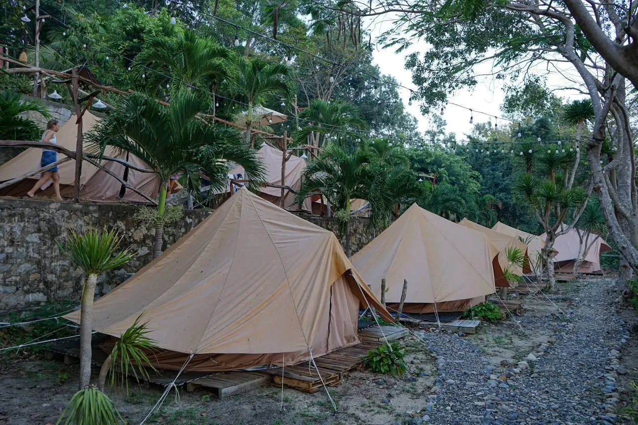 Кемпинг у моря на диком пляже