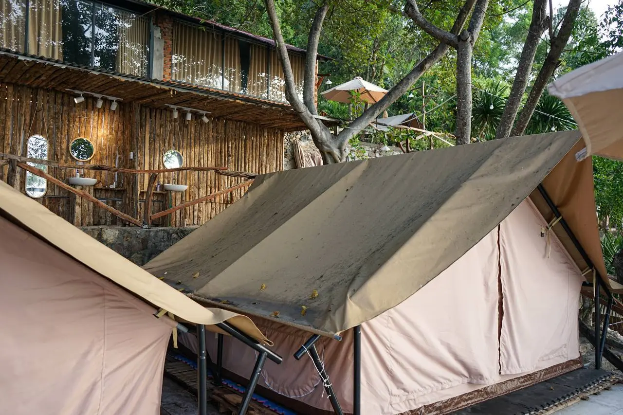 Кемпинг у моря на диком пляже