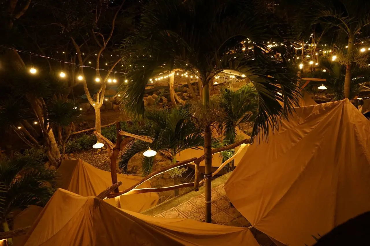 Кемпинг у моря на диком пляже