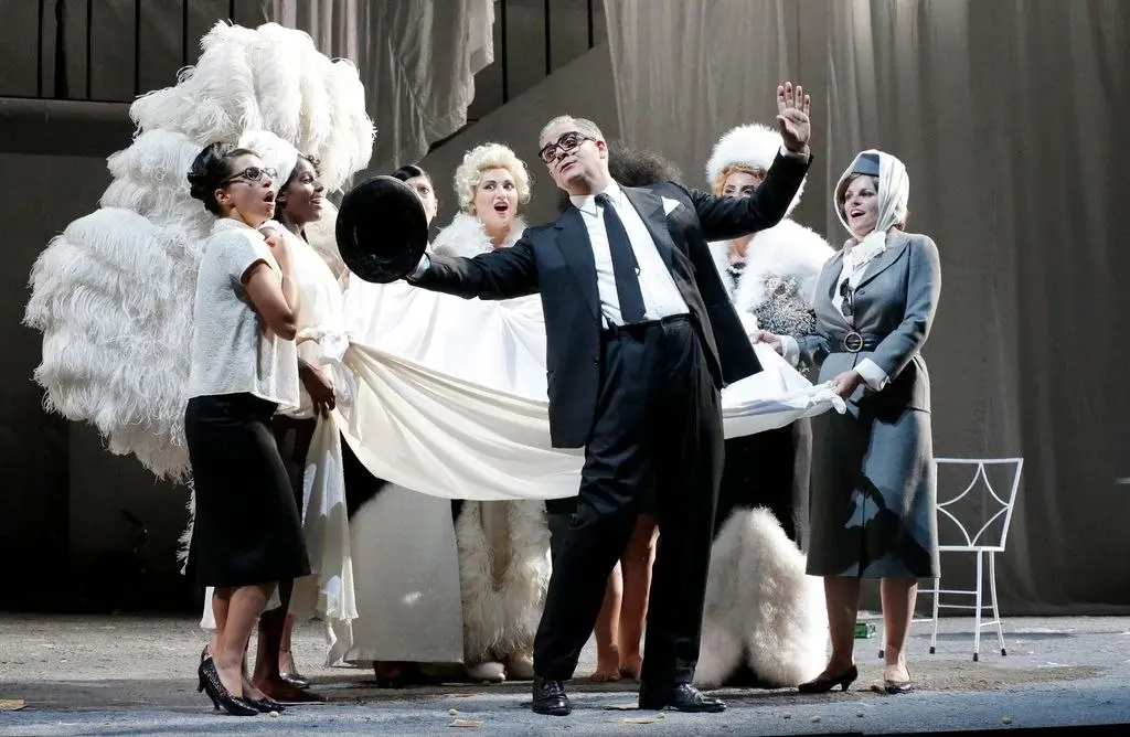 Встречаем лето озорной и яркой комедией Джоаккино Россини!