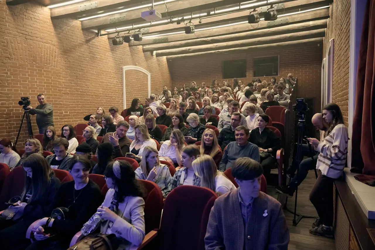 импровизационный вечер с пластикой и обсуждениями, спектакль и диалог в Арт-центре на Любинском