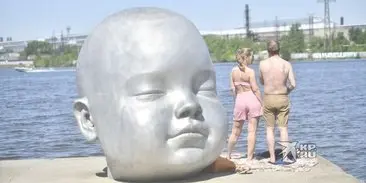 Искусствовед приглашает помыть голову младенца на пирсе Верх-Исетского пруда