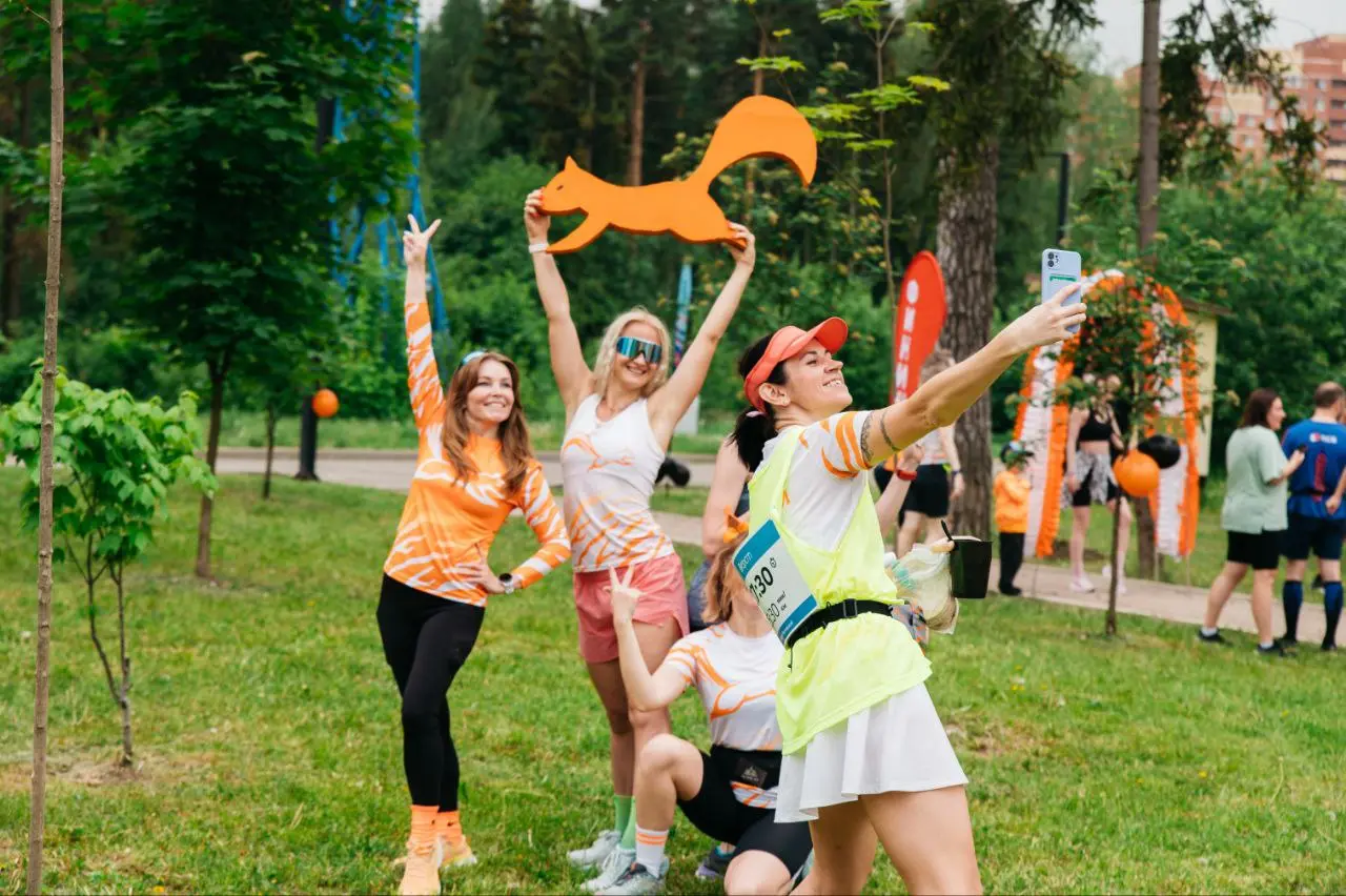 Яркий день рождения бегового клуба ЖеRunners в Пестовском парке на 5 вёрст