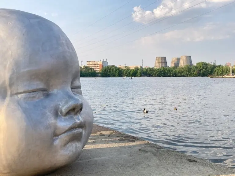 День защиты детей — отмывание головы скульптуры в Екатеринбурге