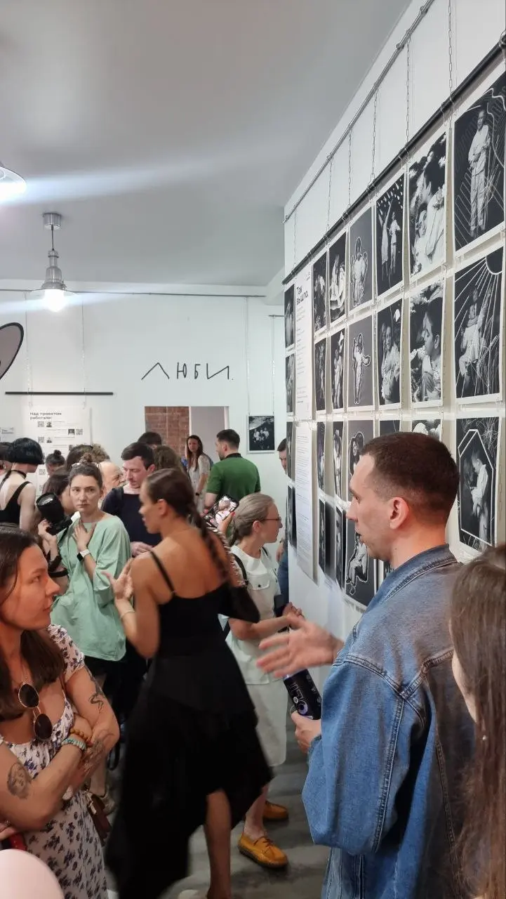 выставка фото_графических работ о мамах и их детках