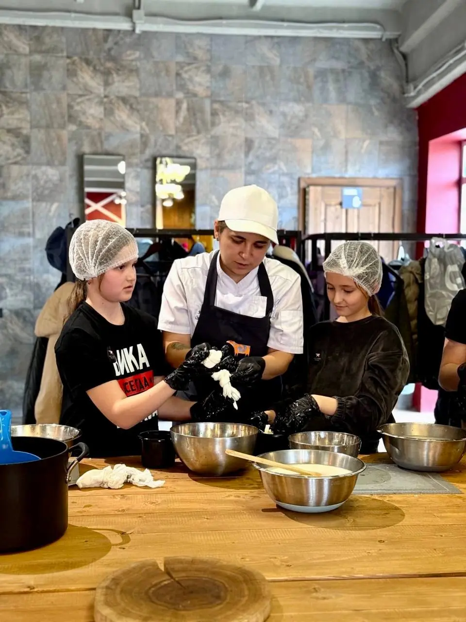 Обнимаемся с коровами на молочном ранчо 6 июня