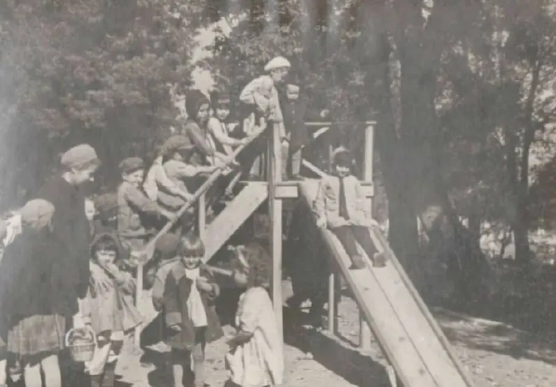 Очередь из желающих скатиться с горки