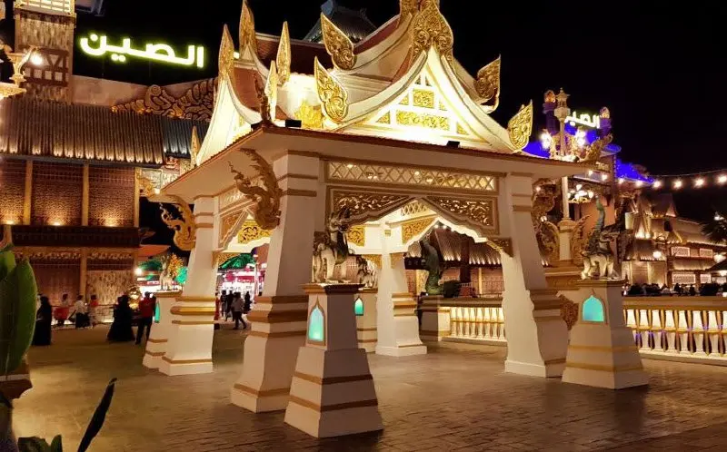 ярмарка, парк развлечений и шоу-площадка с тематикой страны